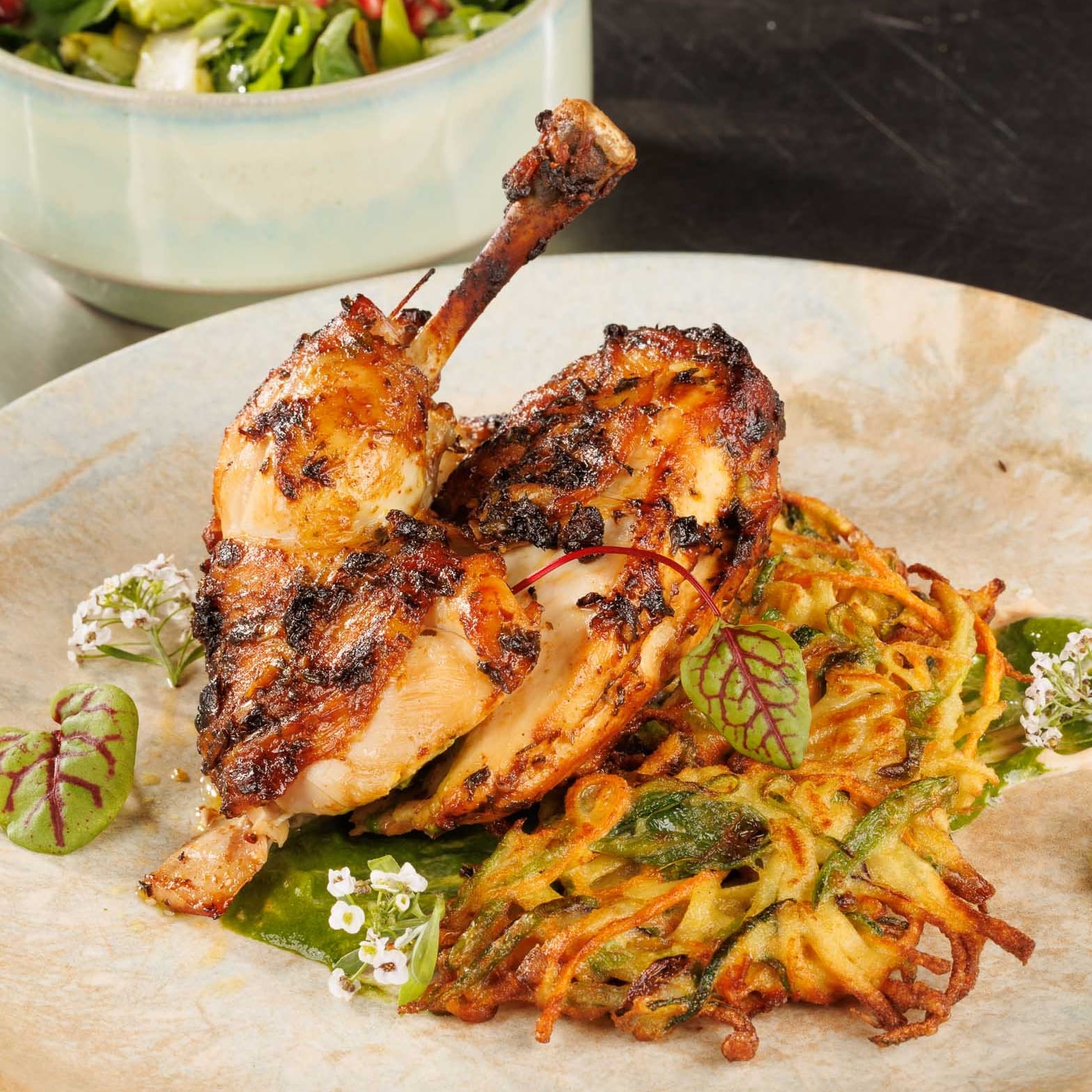 Kuře ve zlatavé kůrce s zeleninovo-těstovinovými plackami a chipotle omáčkou